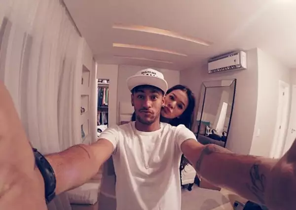 La también actriz brasileña tiene en su Instagram algunas románticas fotos con el jugador.