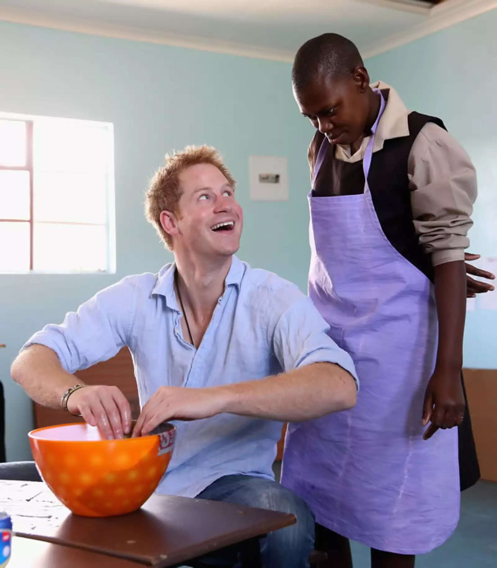 Además de filántropo y militar, Harry parece ser un experto en la cocina.