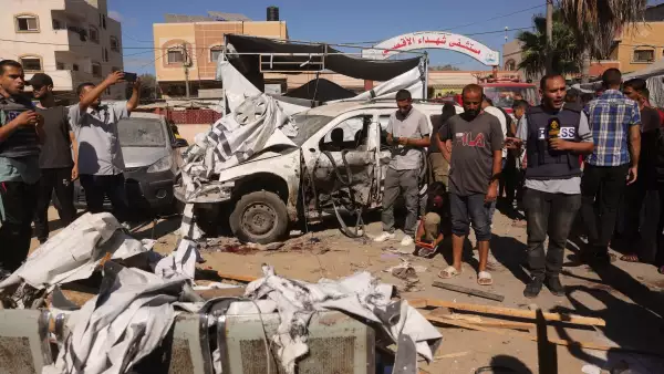 Un periodista de televisión informa desde la escena de un ataque israelí que golpeó una tienda de campaña utilizada por palestinos desplazados dentro de la vecindad del Hospital Shuhada al-Aqsa (Ártires de Aqsa) en Deir al-Balah, en el centro de la Franja de Gaza, el 1 de octubre de 2025, en medio del continuo conflicto entre Israel y Hamas.