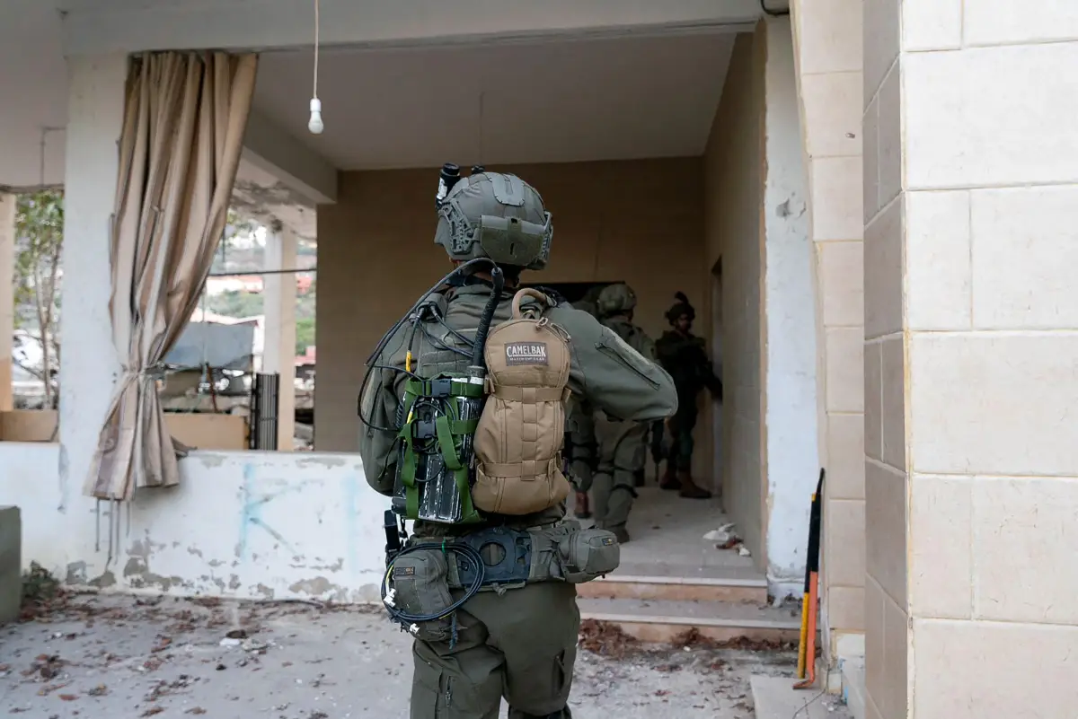 Esta imagen proporcionada por el ejército israelí el 8 de octubre de 2024, muestra a tropas israelíes operando en el terreno cerca de la frontera con Israel en el sur del Líbano. Hezbollah afirmó haber obligado a las tropas israelíes a retirarse el 8 de octubre después de que cruzaran hacia el Líbano cerca de un puesto de la fuerza de paz de la ONU (UNIFIL), tras el anuncio de Israel la semana pasada de que estaba llevando a cabo incursiones terrestres.