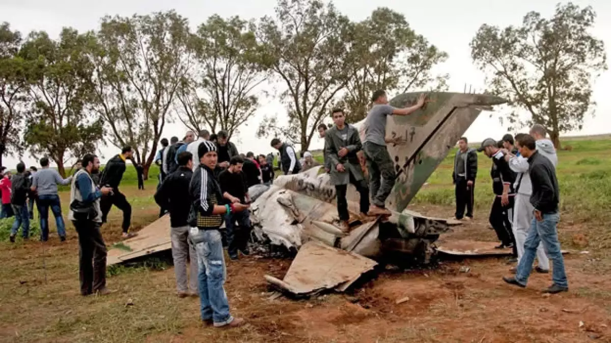 Rebeldes libios festejan derribo de avion de fuerzas de Gadhafi