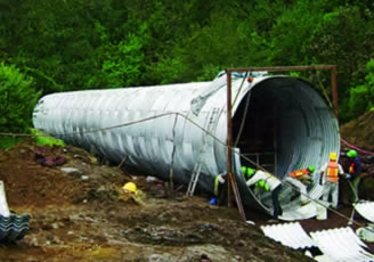 Roadtek colocó sin problema el drenaje de la vía Mazatlán-Durango... hasta que llegó a Sinaloa. (Foto: Cortesía Roadtek)