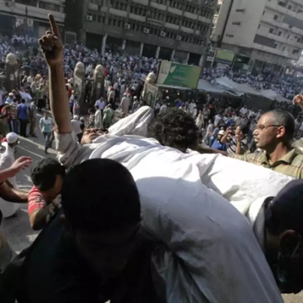 un hombre heridos es llevado a una mezquita