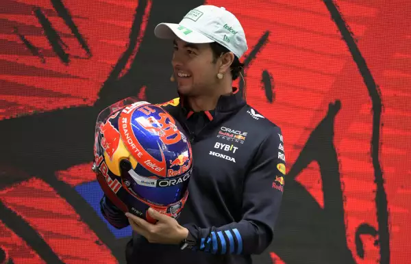 Sergio Pérez presenta casco para GP de México 2024