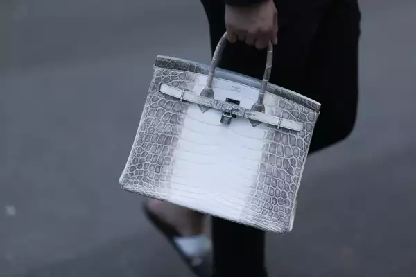 Demandan a Hermès por sus políticas para vender una Birkin