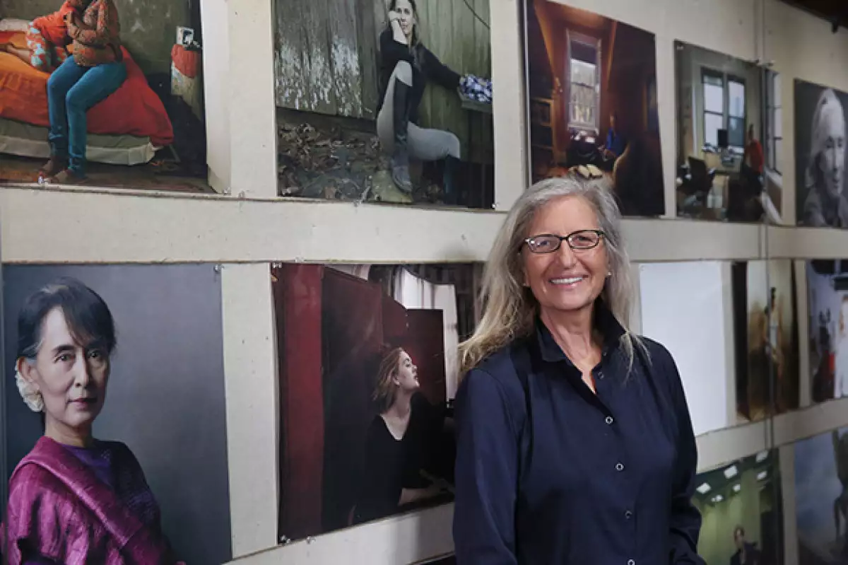 La famosa fotógrafa, que ha retratado a personalidades como la reina Isabel II y Leonardo DiCaprio, expondrá en nuestro país una muestra con retratos que reflejan los cambiantes roles femeninos.