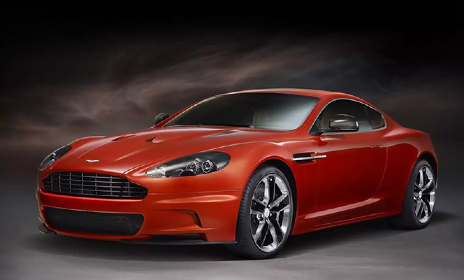 Con un precio cercano a 3.5 millones de pesos, la firma inglesa introdujo una edición especial de su modelo DBS, la cual está disponible en colores naranja y negro.