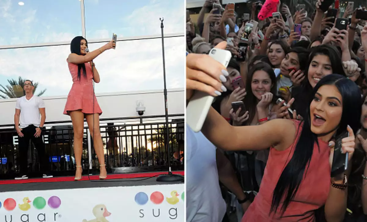 Le tomó fotos a sus fans y también se tomó con ellos.