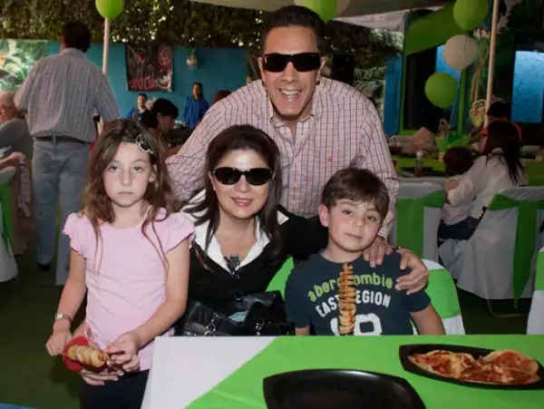 Victoria Ruffo y Omar Fayad, con sus hijos, asistieron a la fiesta de Nicolás.