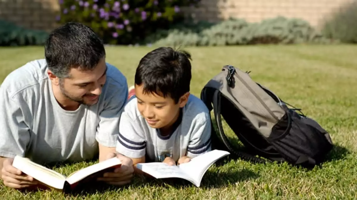 padre e hijo leyendo 