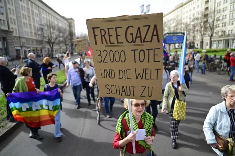 Una mujer sostiene un cartel que dice "Gaza libre: 32000 muertos y el mundo mira hacia otro lado" mientras participa en la manifestación de paz de la marcha de Pascua a lo largo de la avenida Karl-Marx en Berlín, el 30 de marzo de 2024. Numerosas grandes marchas tradicionales de Pascua tienen lugar en toda Alemania para protestar contra la guerra.