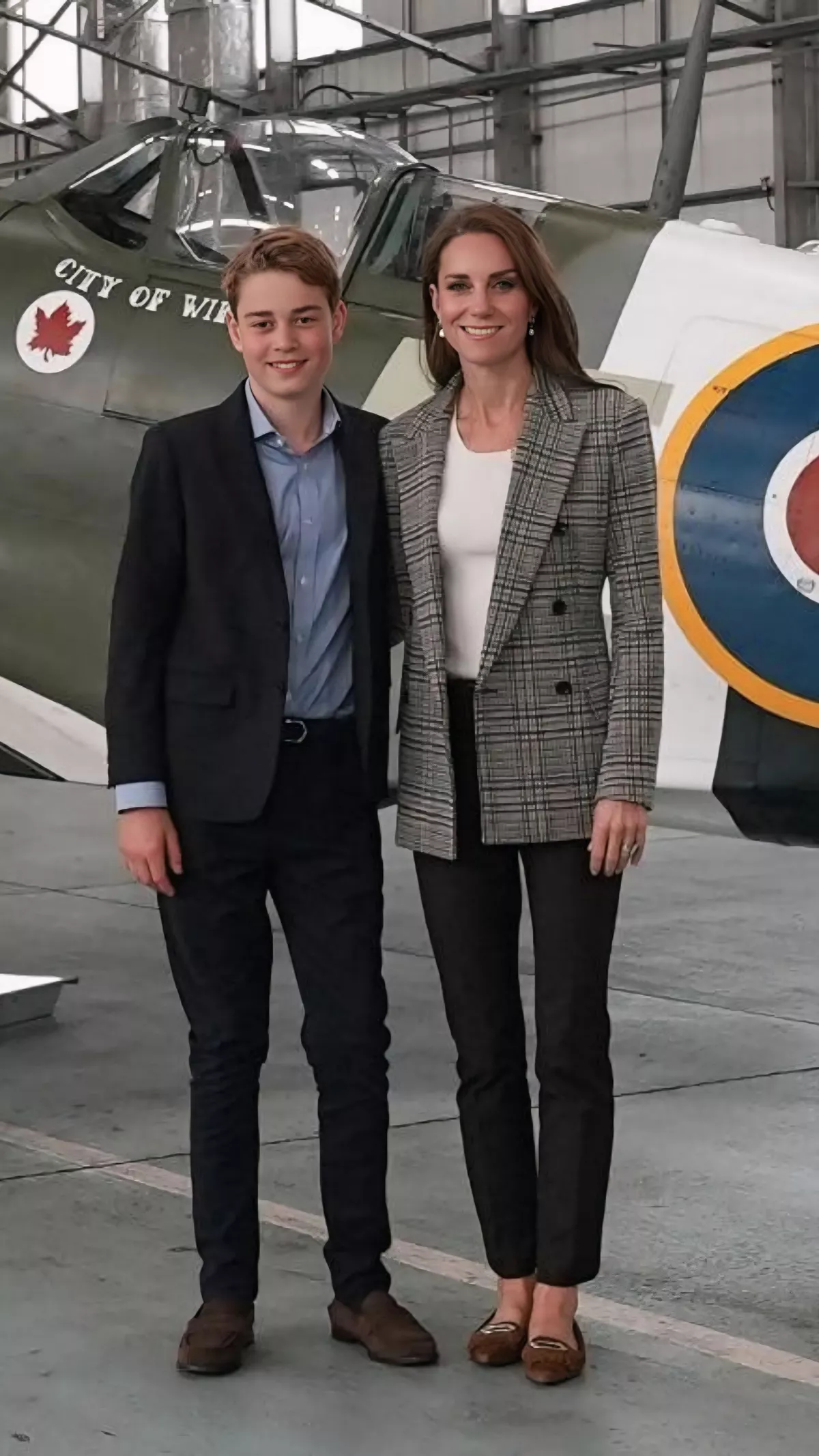 El príncipe George y la princesa Kate Middleton conmemoran el Día de las Fuerzas Armadas