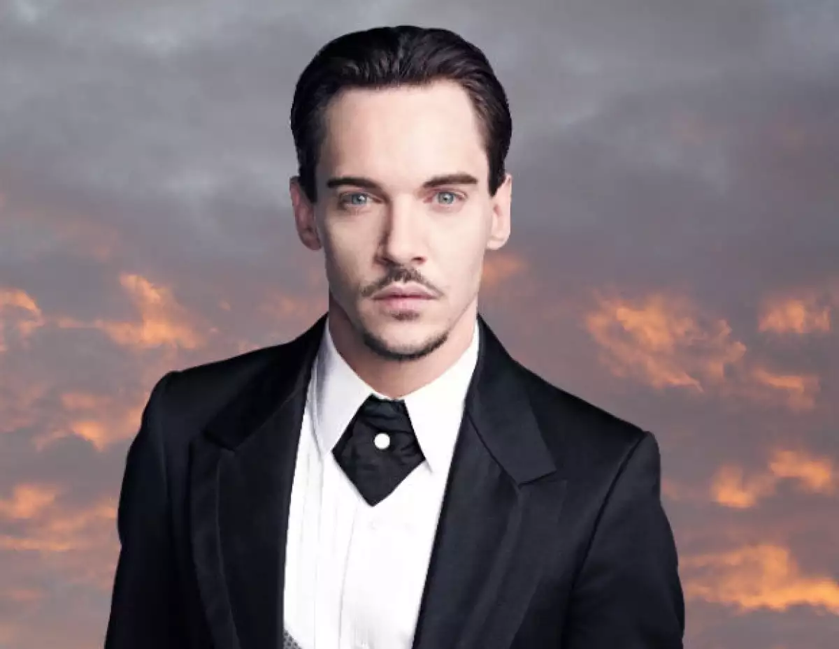 Jonathan Rhys Meyers tiene todo el porte necesario para interpretar al emblemático Drácula.