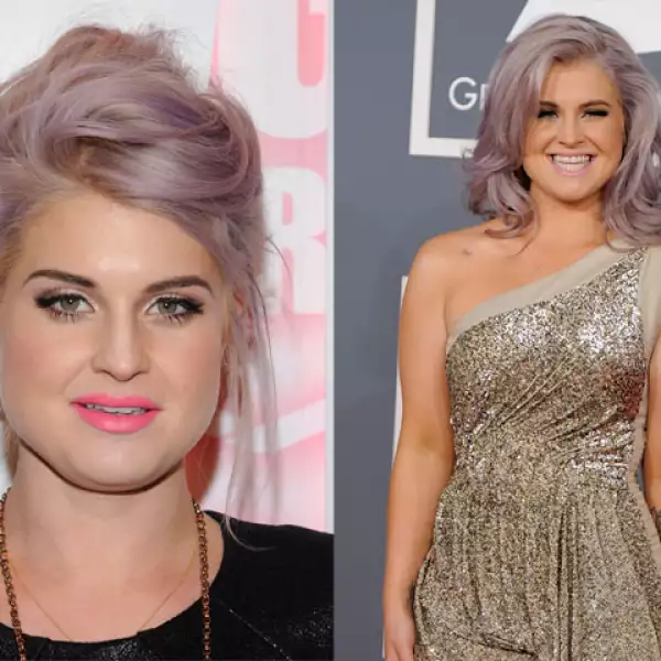 Con su extremo cambio de look, Kelly Osbourne eligió un tono entre gris y lila que la hace ver espectacular.