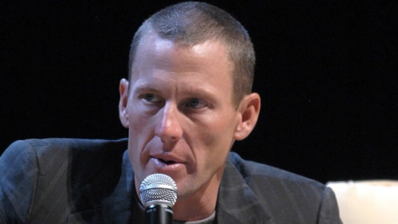Lance Armstrong habla ante periodistas