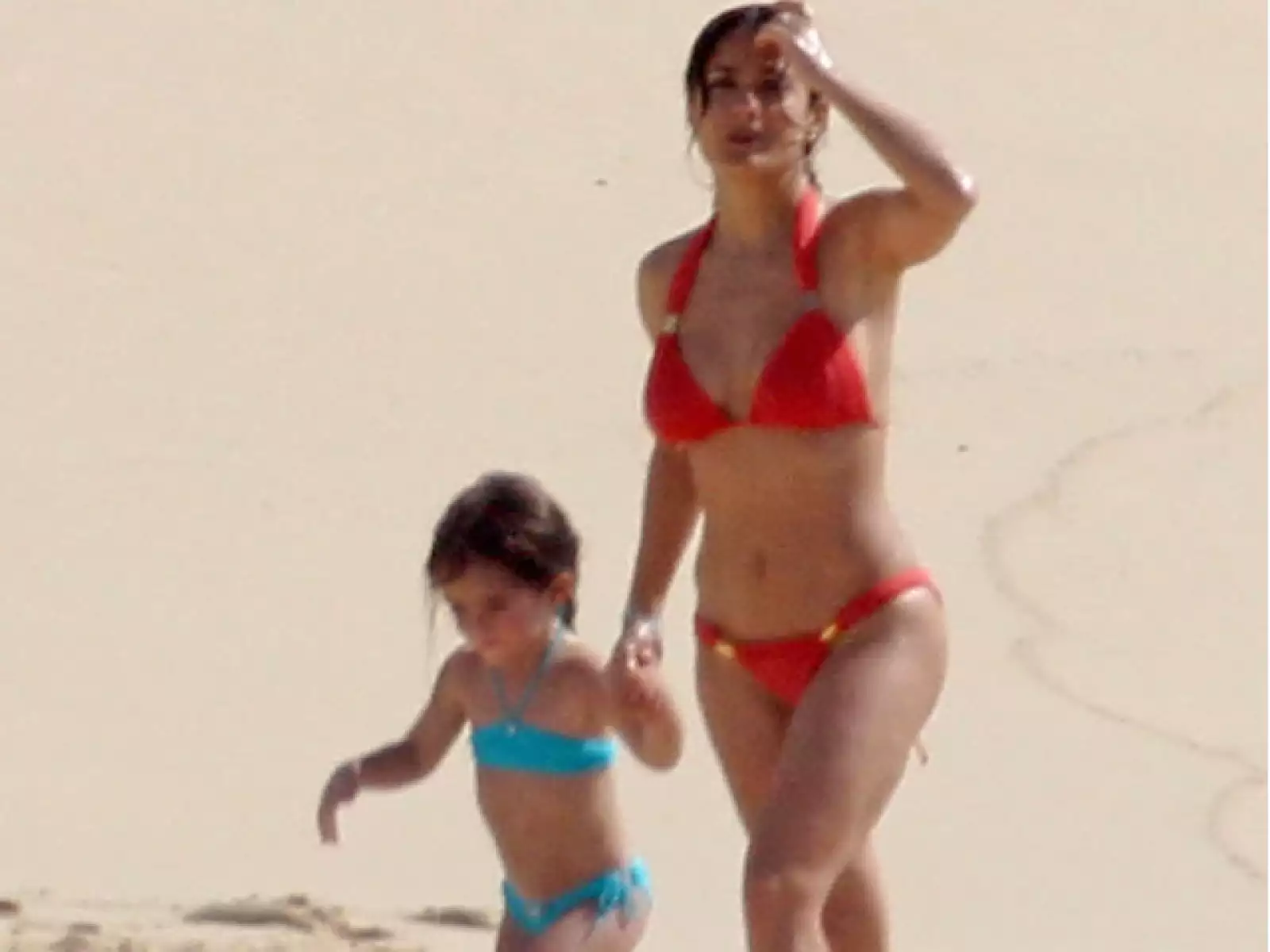 Estudio Relaciones Internacionales en la Universidad Iberoamericana, en la Ciudad de México.