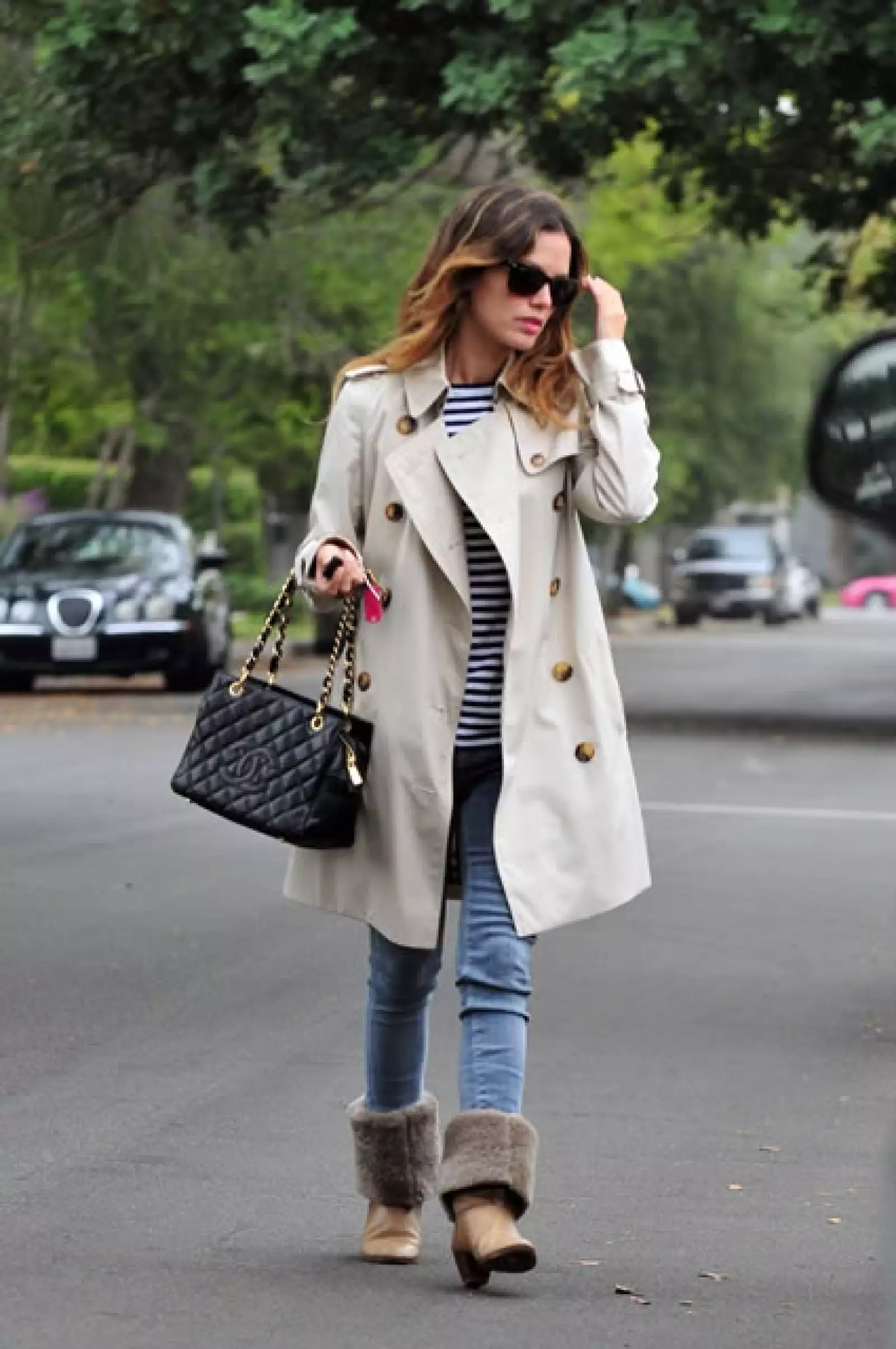 Rachel Bilson sabe combinar piezas más informales con bolsas Chanel.
