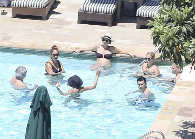 La pareja se dio el "sí" ayer en Montecito, California. Ofrecieron el viernes a sus invitados una parrillada previa en la que celebraron su compromiso y también el 4 de julio. Aquí los detalles.