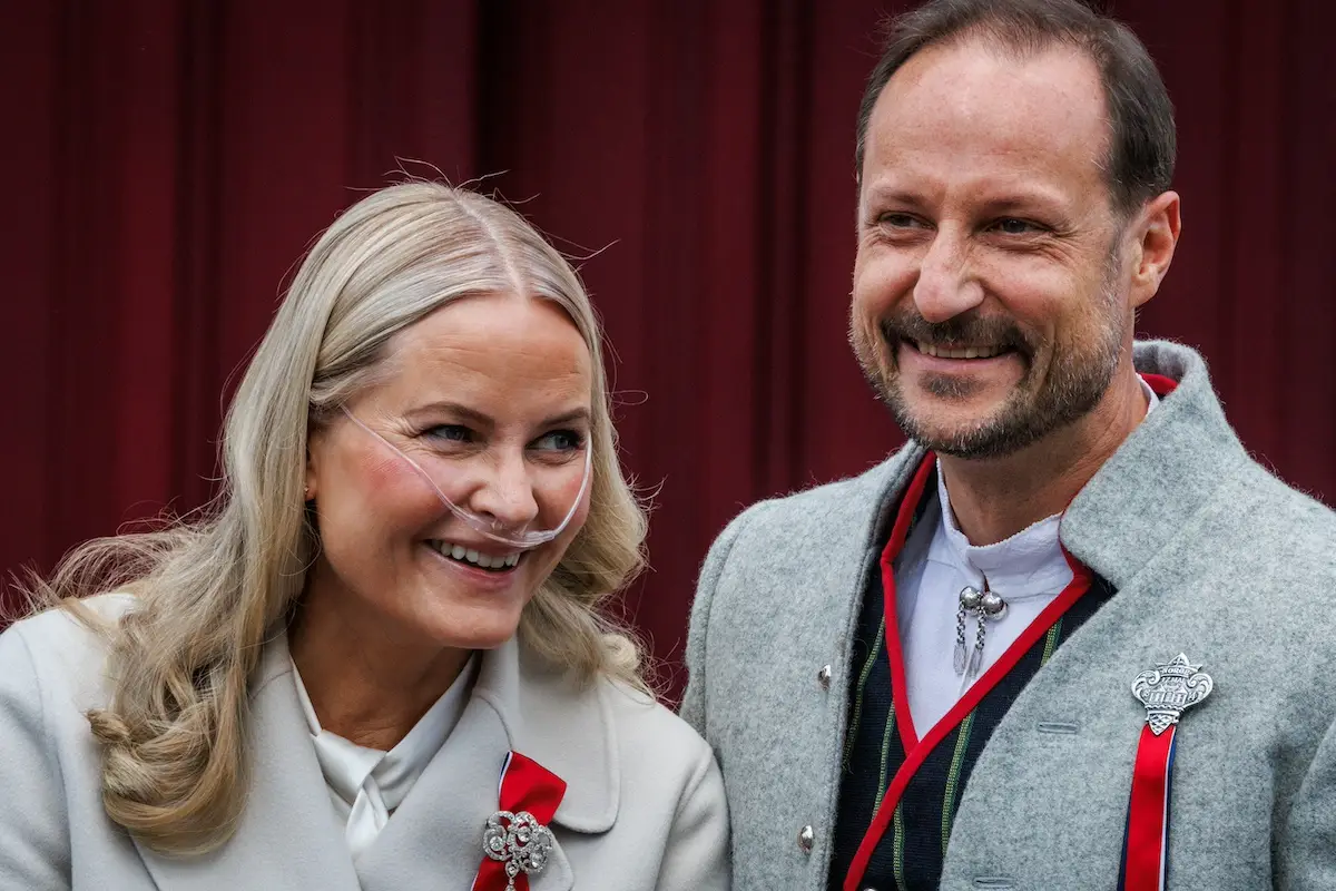 príncipe-Haakon-salud-mette-marit-noruega