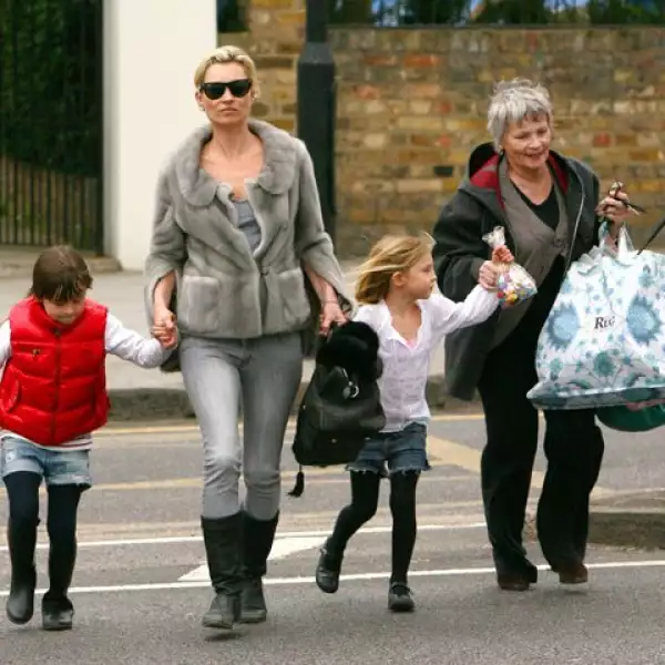 Entre mujeres. Kate Moss, su hija Lila Grace, su niñera y una amiga salen de su casa en Notting Hill, Inglaterra.