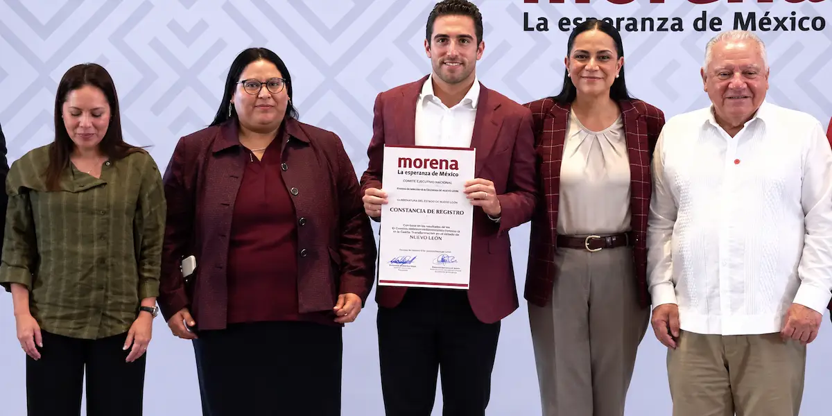 Eugenio Segura, senador de la República con licencia, posa junto con la presidena de Morena, Ariadna Montiel, y Citlalli Hernández, secretaria del partido. 