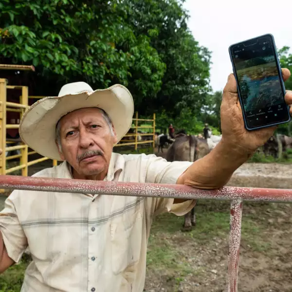 Pobladores de la región de Platanar Abajo denunciaron que a pesar de que reportaron desde el 26 de julio una fuga en los ductos de Pemex, esta se ha descontrolado por la crecida del Río Mezcalapa.