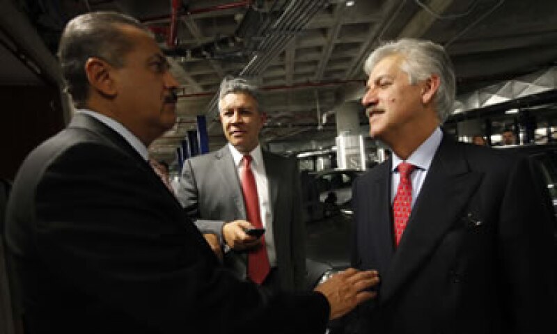 El diputado David Penchyna (al centro) dijo que se revisarán el tipo de cambio, el precio del petróleo y el déficit fiscal. (Foto: Notimex)