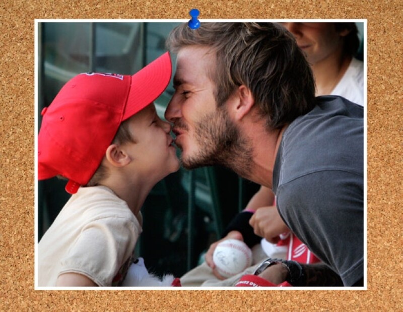 David dándole un tierno beso al pequeño Cruz.