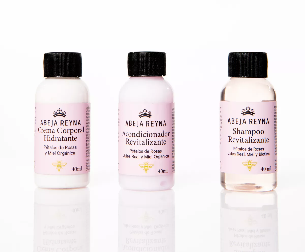 Foto de tres contenedores de crema, shampoo y acondicionador de abeja reyna de Miel y Rosas.
