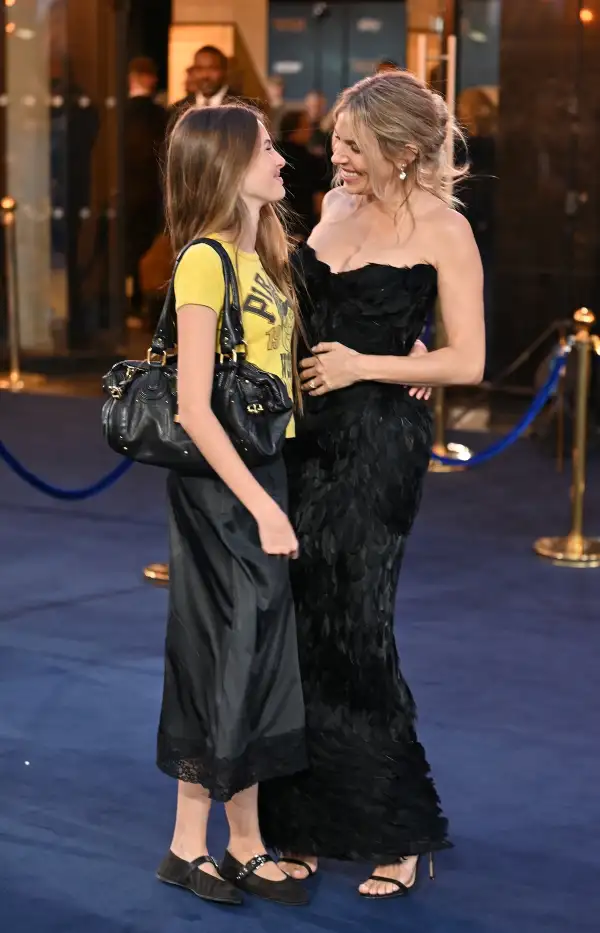 Sienna Miller junto a su hija Marlowe en la presentación de la película War en Londres.