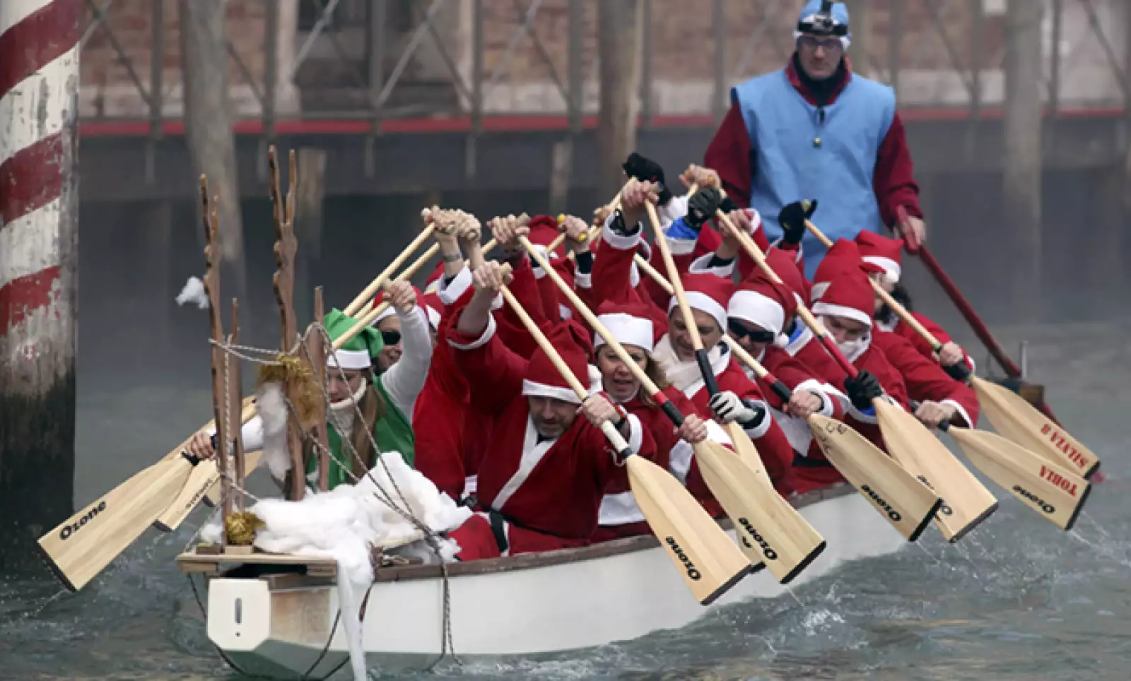 La influencia de Santa Clos en el mundo llegó a los canales de Venecia, Italia, donde las personas se disfrazaron como sus ayudantes.