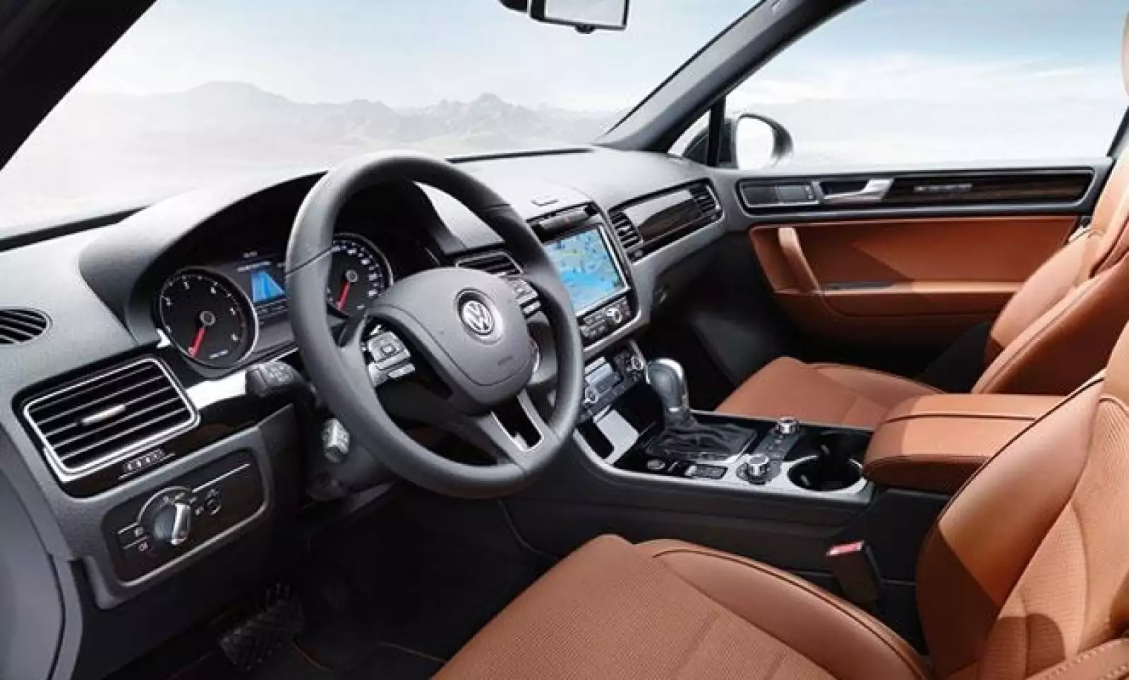 El habitáculo ofrece una serie de elementos que aumentan el lujo y la comodidad del interior. Para su realización se utilizaron materiales como el cuero Nappa y la madera ébano en las terminaciones de las puertas y del panel de instrumentos.