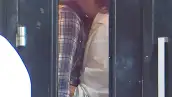 El actor y su supuesta novia fueron captados abrazándose antes de darse un beso para despedirse, después de comer juntos en Nueva York.
