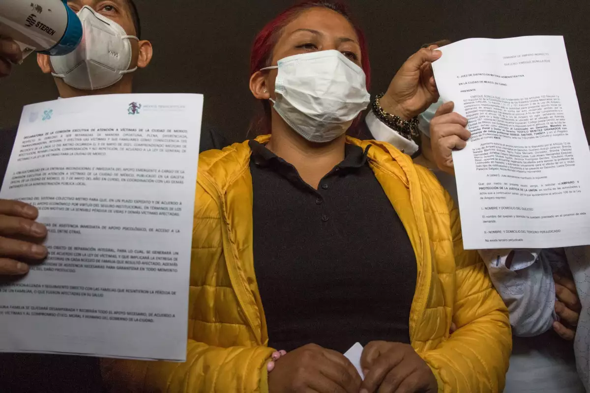 Marisol Tapia, madre del menor Brandon Giovanny Hernández, quien falleció en el colapso de la vía elevada del metro de la Línea 12, interpuso una denuncia por la muerte de su hijo en la Secretaría de la Contraloría del STC Metro.