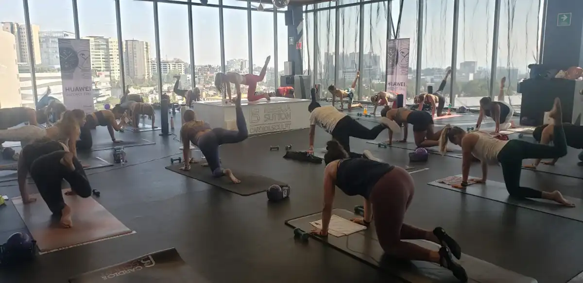 Gente haciendo ejercicio en un salon 
