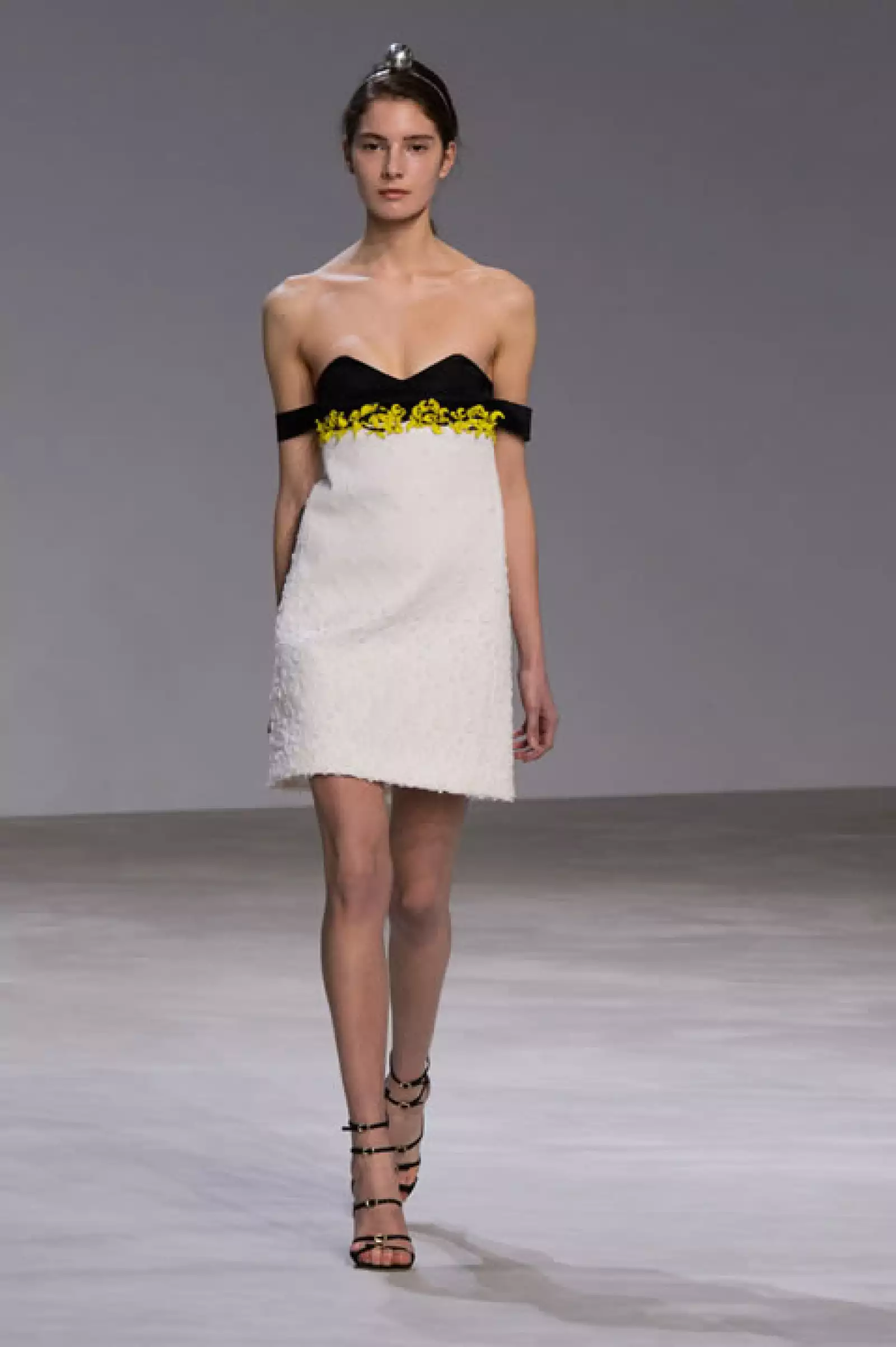 Giambattista Valli: Vimos lo clásico del diseñador, empezando por vestidos cortos pero siempre elegantes.