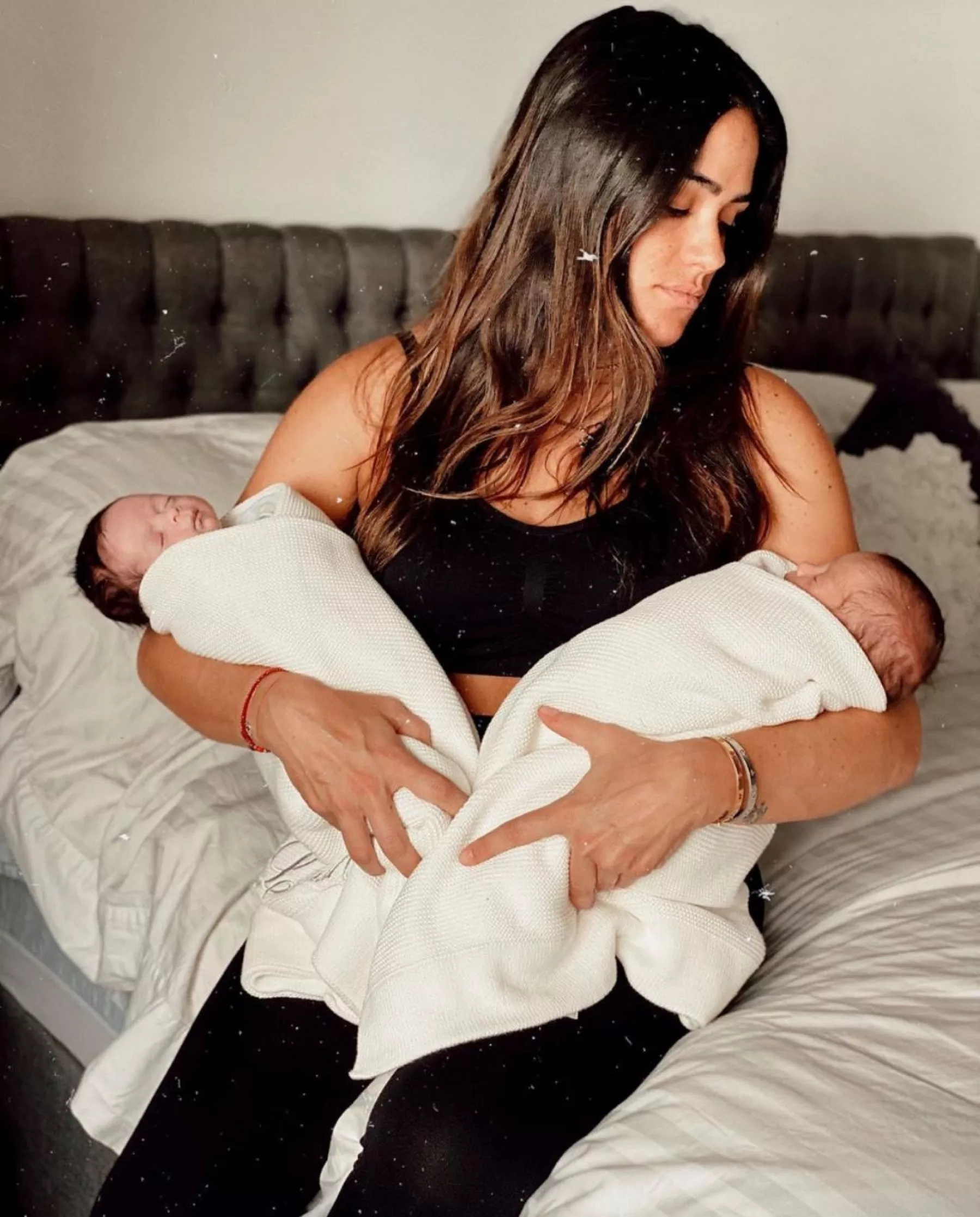 Alessandra Rojo de la Vega y sus hijos Milah y Lucah.jpg