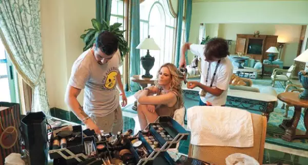 Dentro de la suite Malaquita, Vicente Montoya maquilló a la conductora y Horacio Oliveros se encargo del peinado.