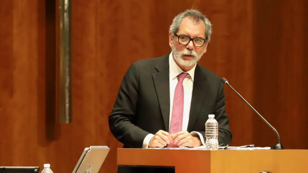 Amador Zamora en comparecencia en el pleno del Senado de la República, en la sesión ordinaria del 6 de octubre de 2026. 