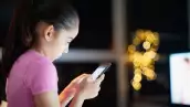 Una niña ve su smartphone con preocupación