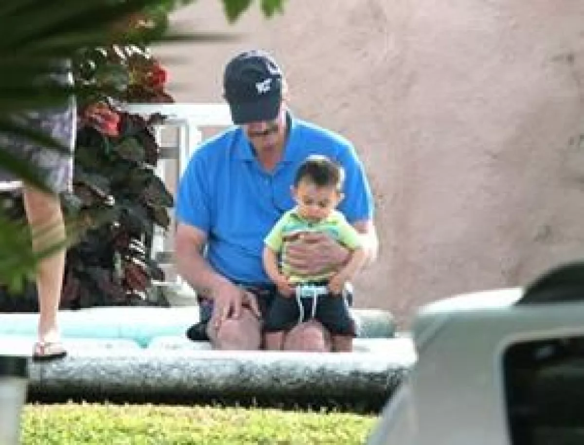 Vicente estuvo con su nieto Emiliano en la alberca de la casa.