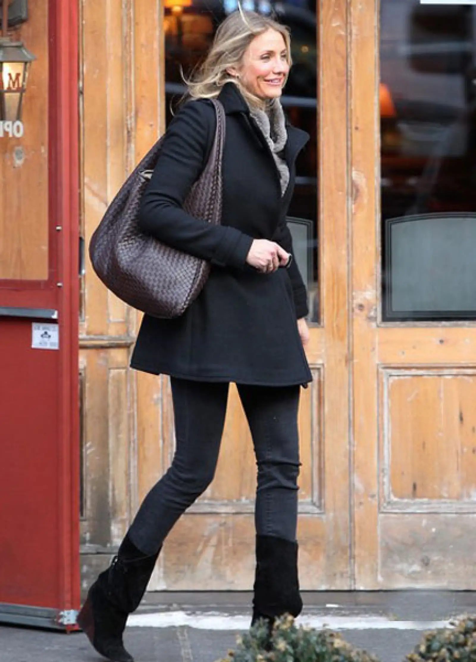 Cameron Diaz combina su pieza café con todo.