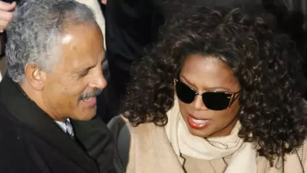La estrella del talk show estadounidense, Oprah Winfrey, y su pareja Stedman Graham, al momento de su llegada a la ceremonia.