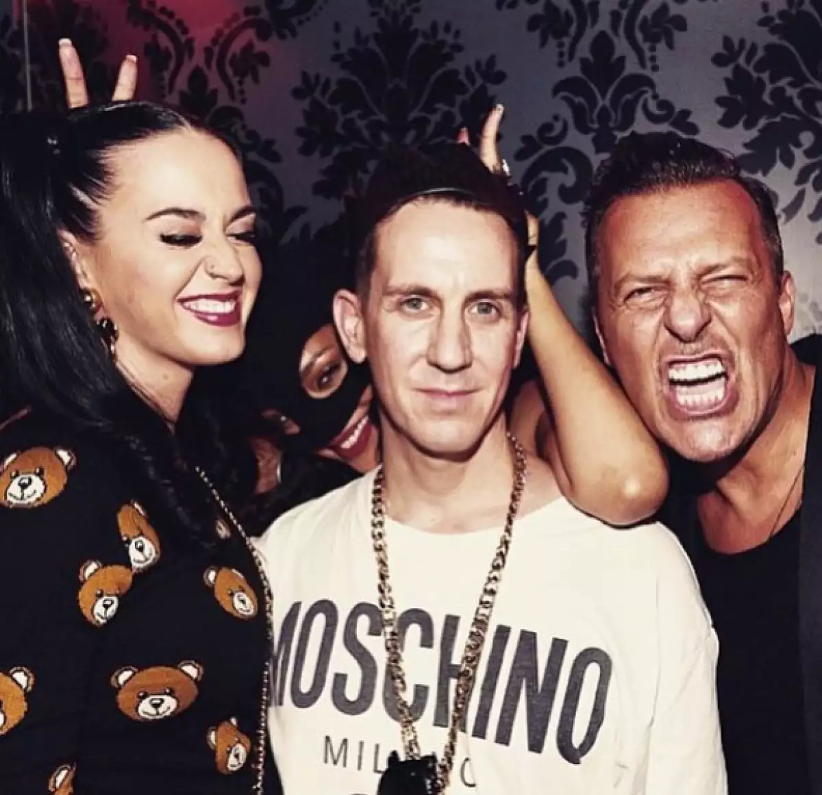 A Katy hasta "cuernos" le pusieron en la foto.