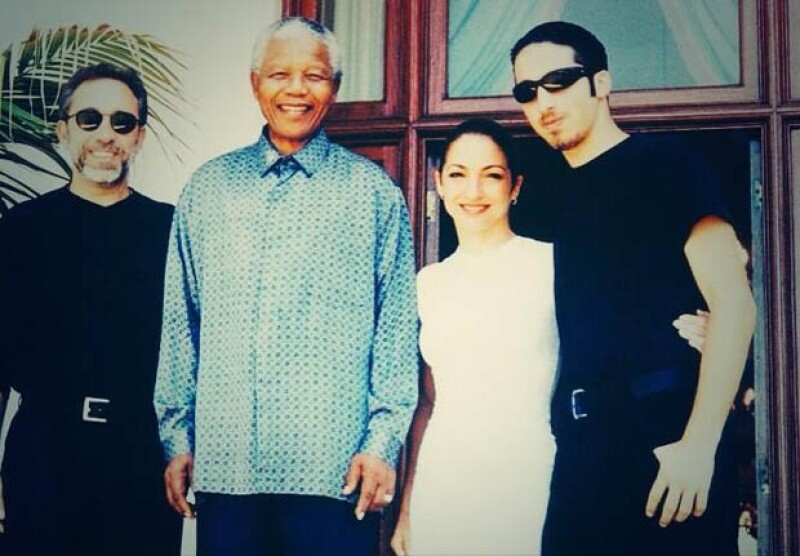La cantante Gloria Estefan compartió esta imagen junto a Mandela y a su esposo Emilio y se pronunció agradecida de haber compartido con el líder.