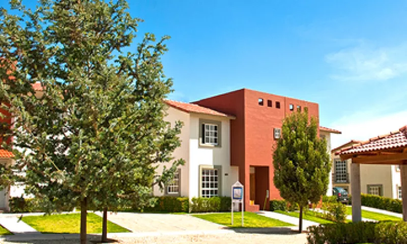 La construcción de viviendas cayó de 600,000 unidades en 2008, a 300,000 en 2012. (Foto: tomada de geo.mx)