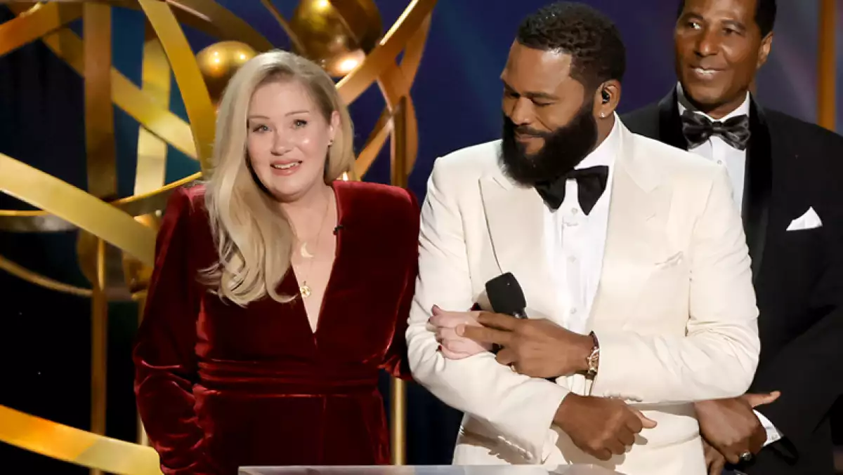 Te contamos qué le pasó a Christina Applegate y por qué la ovacionaron en los Emmy.