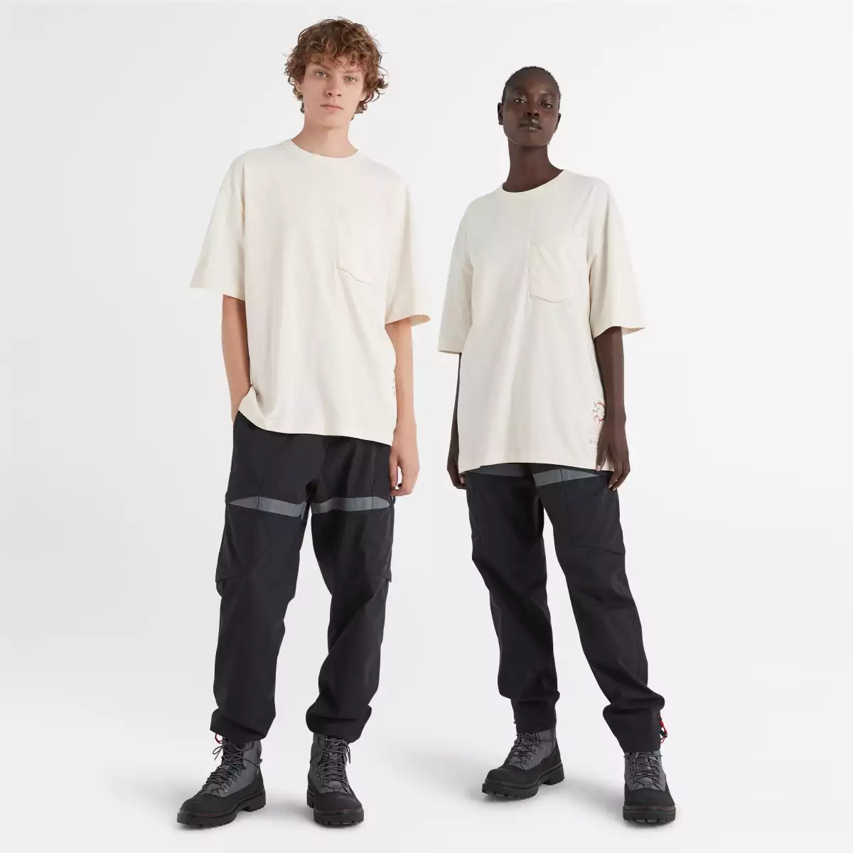 Dos modelos están luciendo ropa y botas de la colección Timberland Future73