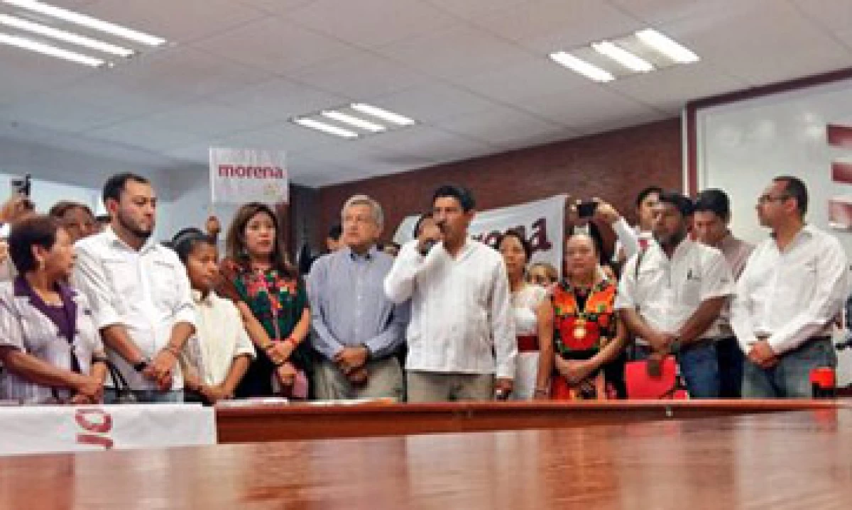 Andrés Manuel López Obrador acompañó a Salomón Jara durante su registro como candidato al Gobierno de Oaxaca (Foto: Twitter/ IEEPCO).