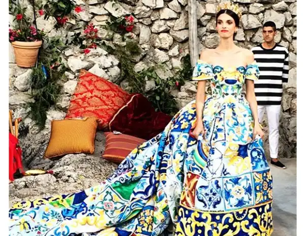 Los vestidos llevaban dibujos pintados a mano.
